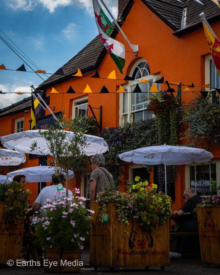 The Bear Inn Llandovery Exterior foto