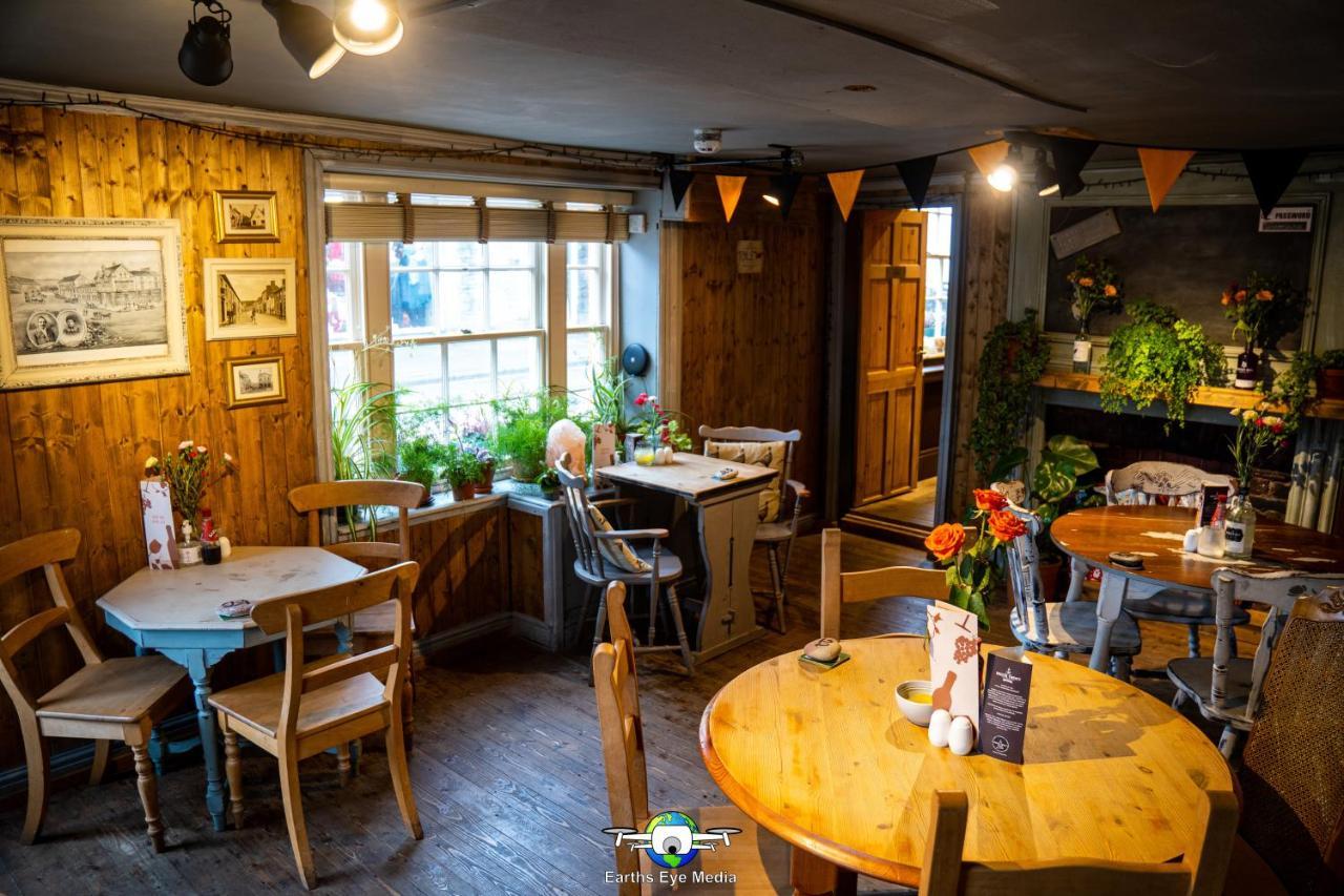 The Bear Inn Llandovery Exterior foto