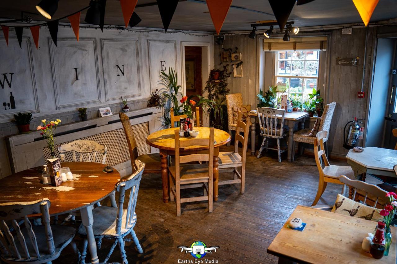 The Bear Inn Llandovery Exterior foto