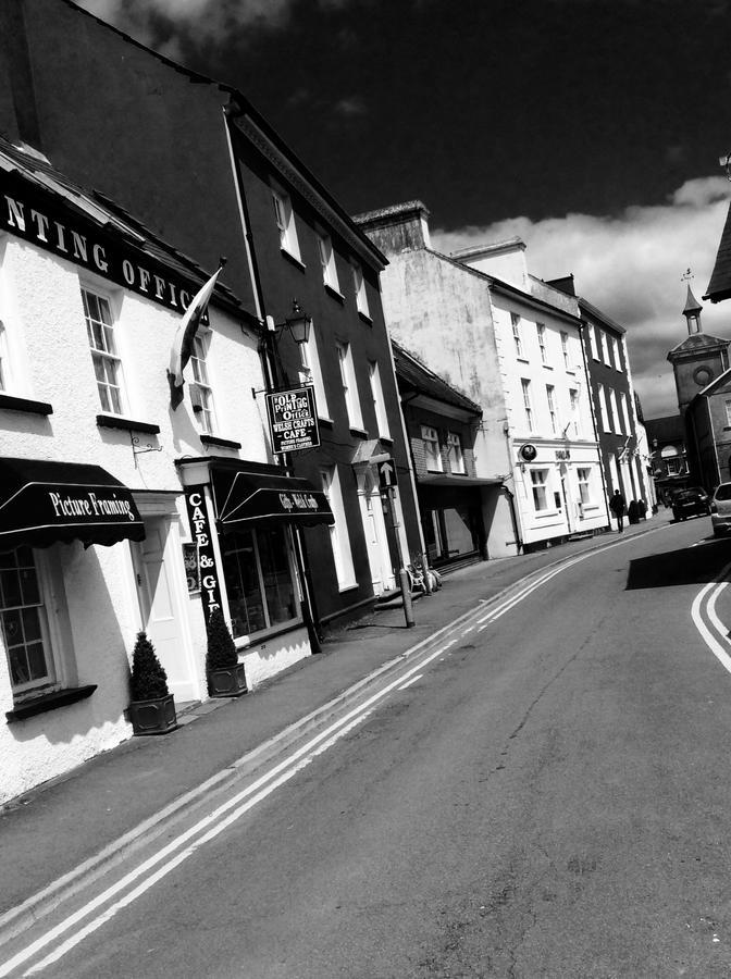 The Bear Inn Llandovery Exterior foto